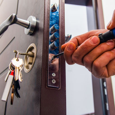 Serrurier Saint-Raphaël | Porte blindée | Installation de portes blindées et blindage de portes à Saint-Raphaël pour une protection renforcée contre les intrusions et cambriolages.