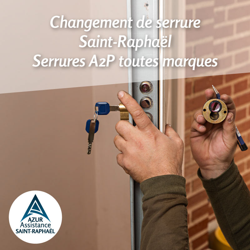 Serrurier installant une serrure multipoints sur une porte à Saint-Raphaël